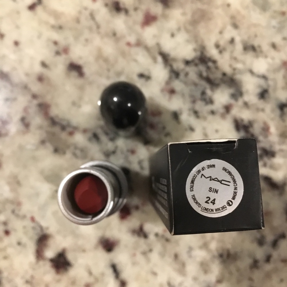 Women’s matte lipstick